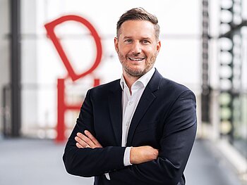 Der neue Verwaltungsdirektor David Wolf posiert lächelnd