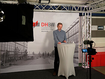 ABB-Vorstandsvorsitzender Markus Ochsner im Labor EMIL (Event-Management-Innovation-Lab) der DHBW Mannheim, aus dem der digitale Forschungstag online gestreamt wurde.