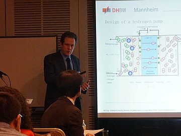 Wilhelm Wiebe bei seinem Vortrag am Symposium in Osaka