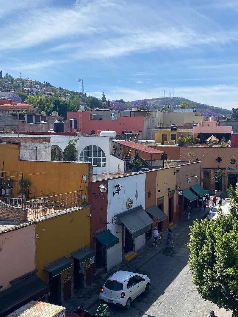 Blick von einem Hügel auf Häuser in weiß, orange und rot in 