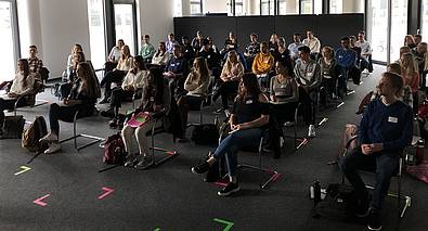 WIB-Erstsemester bei der Welcome-Präsentation in der LanzKapelle