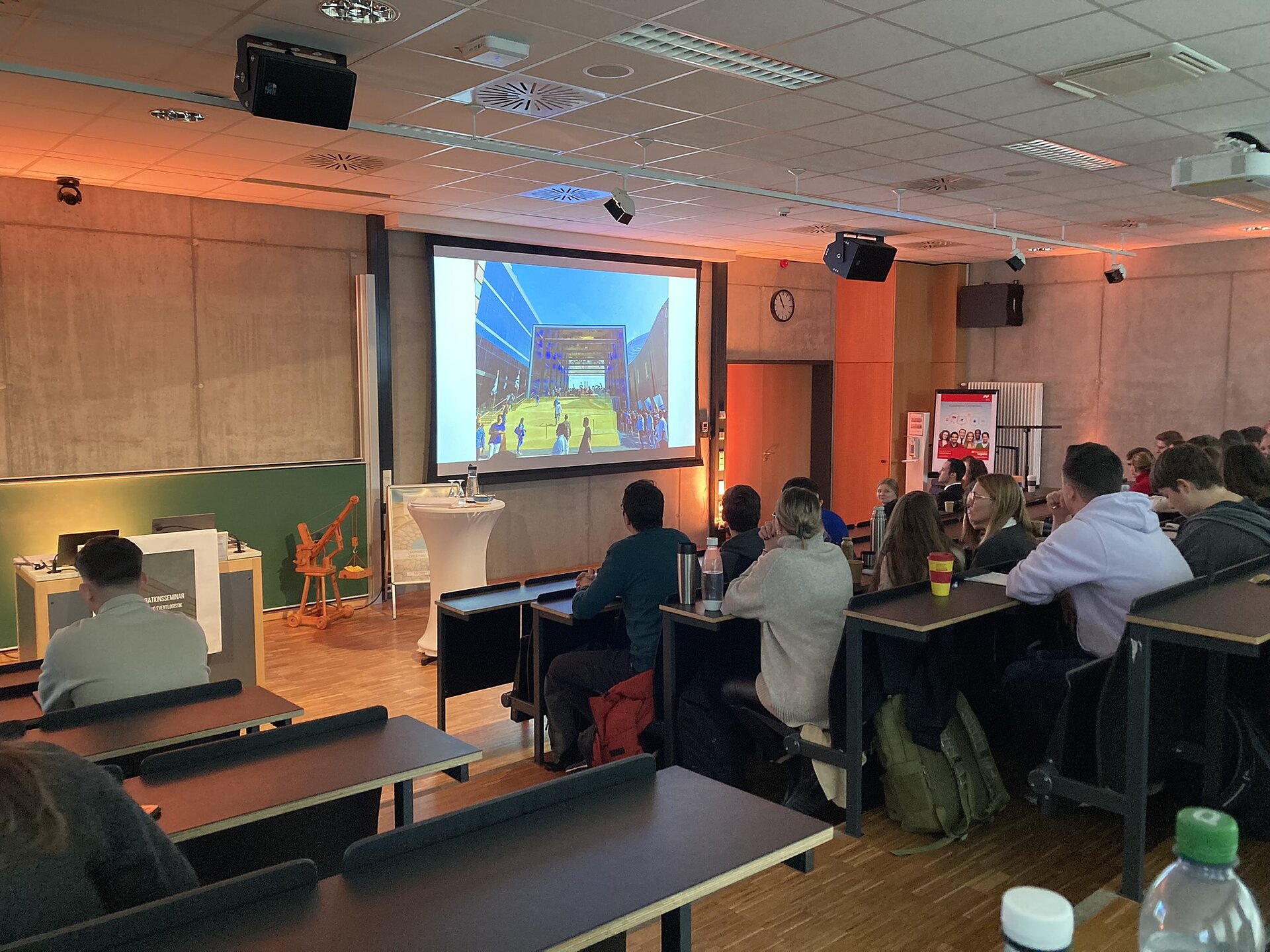 Studierende im Hörsaal der DHBW Mannheim.