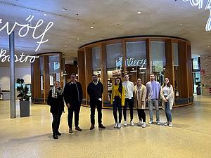 Gruppenbild mit 7 Studierenden aus BWL - Versicherung mit Studiengangsleiter Prof. Dr. Klaus-Jürgen Jeske