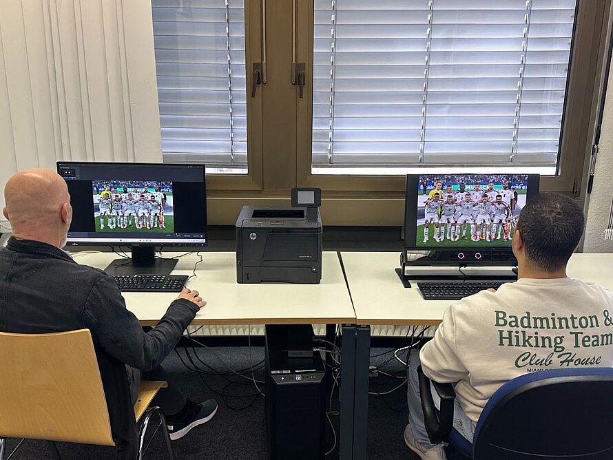 Zwei Personen an getrennten Eyetracking-Stationen analysieren zeitgleich dasselbe Bildmaterial auf Monitoren.