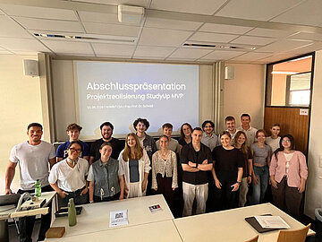 Eine Gruppe von Studenten stehen zusammen für ein Gruppenfoto