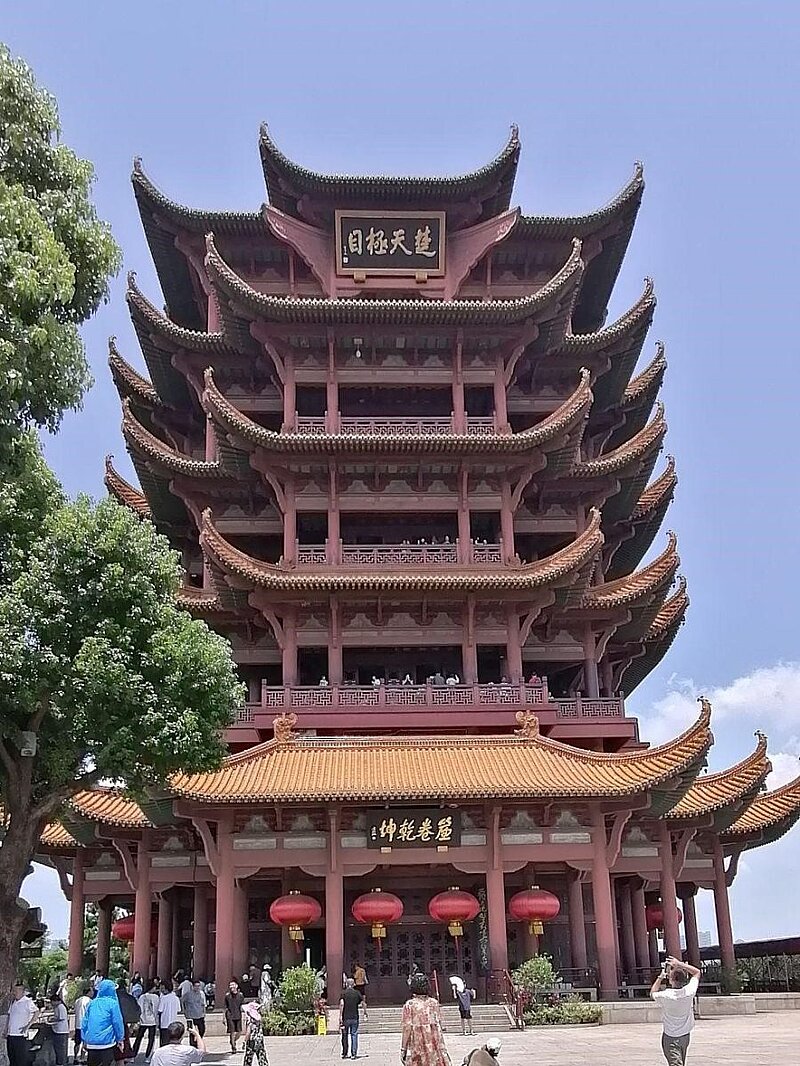 Blick von unten auf das traditionelle chinesische Gebäude in Wuhan. 