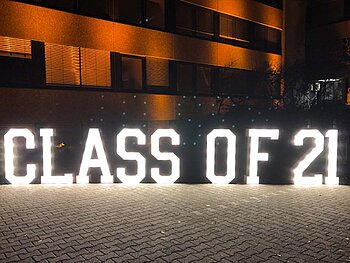 Lechtbuchstaben "Class of 21" am Campus Coblitzallee der DHBW Mannheim