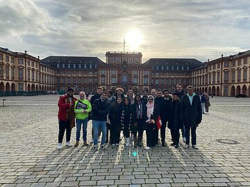 Studierende vor dem Mannheimer Schloss.