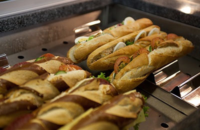 Belegte Brötchen und Laugenstangen in einer Kühlvitrine der DHBW-Mannheim-Mensa