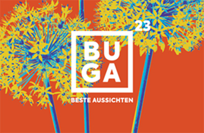 Bundesgartenschau Mannheim 2023 Orangenes Imagebild der Buga 23 im Pop-Art-Stil mit 2 gelben Zierlauch-Pflanzen im Hintergrund, davor das Logo der Buga