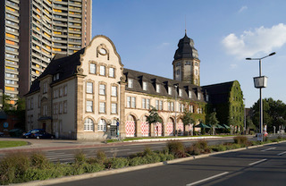 Alte Feuerwache Mannheim Außenansicht der Alten Feuerwache Mannheim von neuen Messplatz aus, links dahinter ein Teil eines Hochhauses an der Neckarpromenade