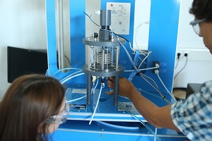Ein Student im Labor Chemische Verfahrenstechnik des Studiengangs Maschinenbau an der DHBW Mannheim. Er bedient einen Reaktor, eine Studentin schaut zu. 