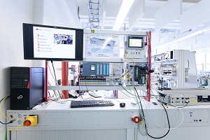 Blick auf das Inbetriebnahme-Labor / DILARS mit PC, Monitor, Transfersystem mit Gleichstromantrieb und Touch Panel Board 