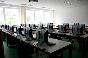 Im WI-Labor der DHBW Mannheim. Mehrere Sitzreihen mit PC-Arbeitsplätzen.