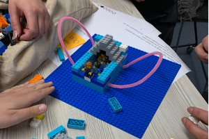 Studierende in Gruppenraum des Design-Thinking-Labors im ZEEB der DHBW Mannheim arbeiten mit Lego