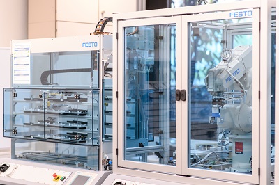 Automatisierungsanlage der Firma Festo am Campus Coblitzallee der DHBW Mannheim