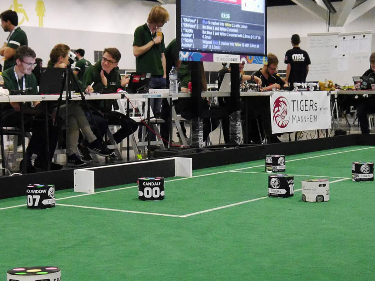 Die autonomen Fußballroboter beim Spiel um die Weltmeisterschaft in Sydney