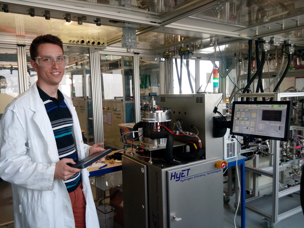 DHBW-Mitarbeiter Christian Geml vermisst den elektrochemischen Wasserstoffkompressor.