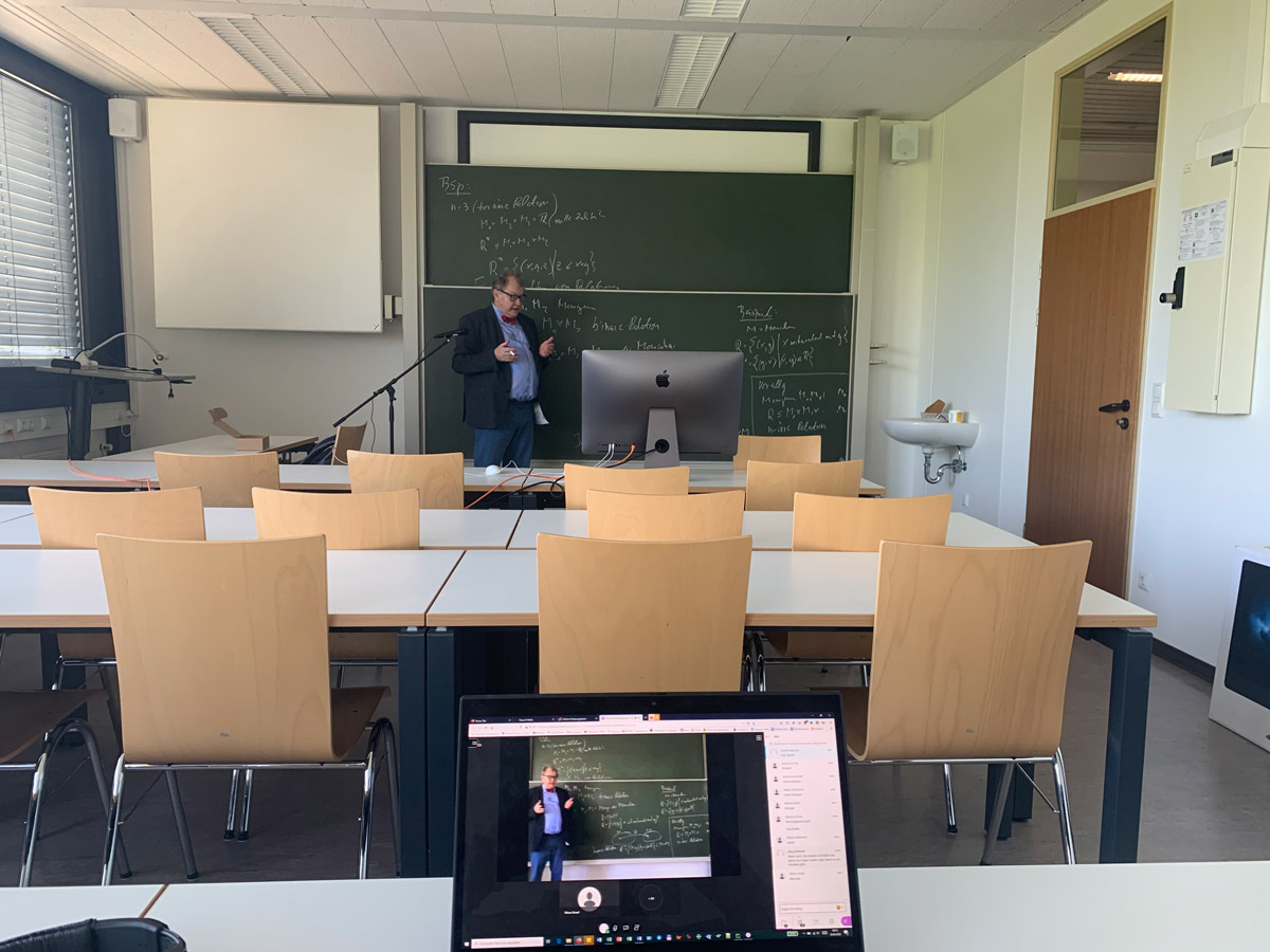 Professor im Vorlesungsraum an der DHBW Mannheim bei einer digitalen Vorlesung