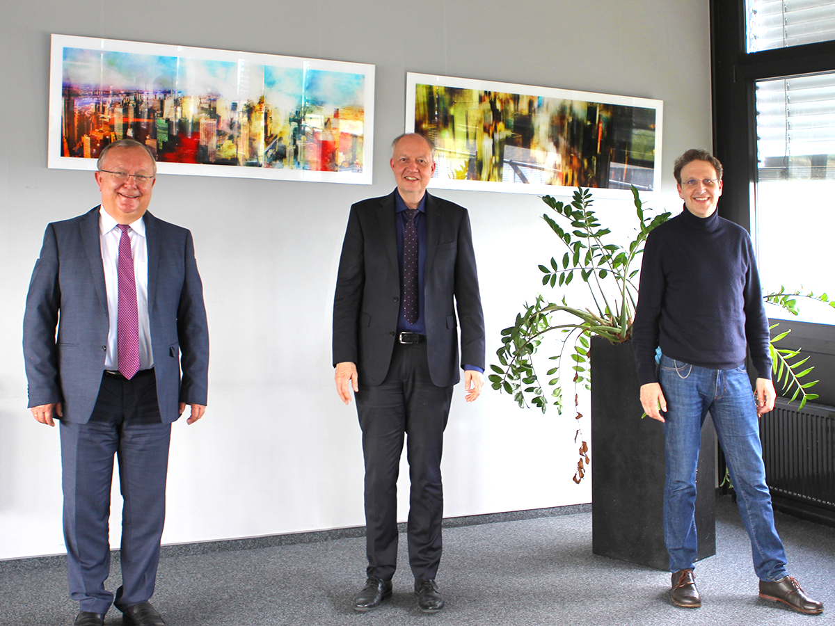 Gruppenbild von 3 Mitarbeitenden der DHBW Mannheim im Konferenzsaal