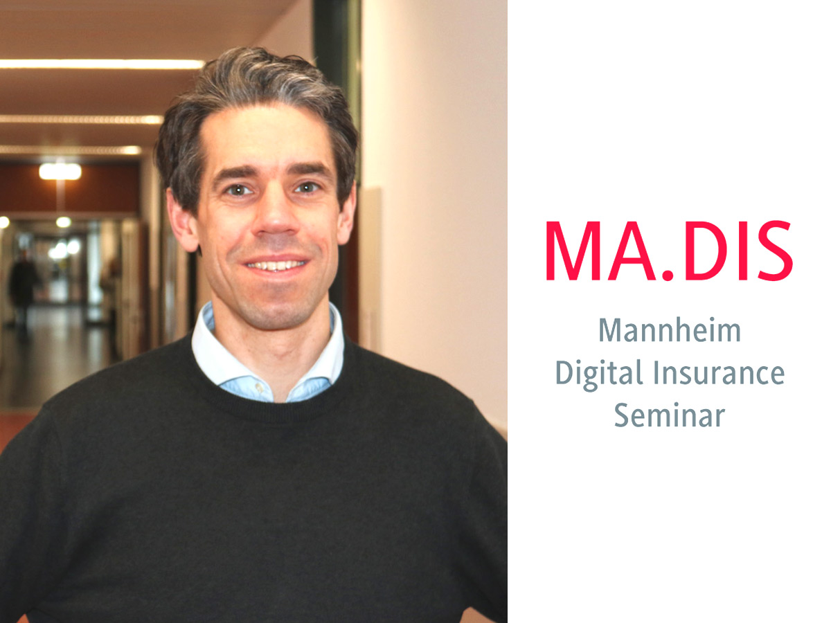 Sascha Kwasniok auf dem Campus und die Schrift: "MA.DIS Mannheim Digital Insurance Seminar"