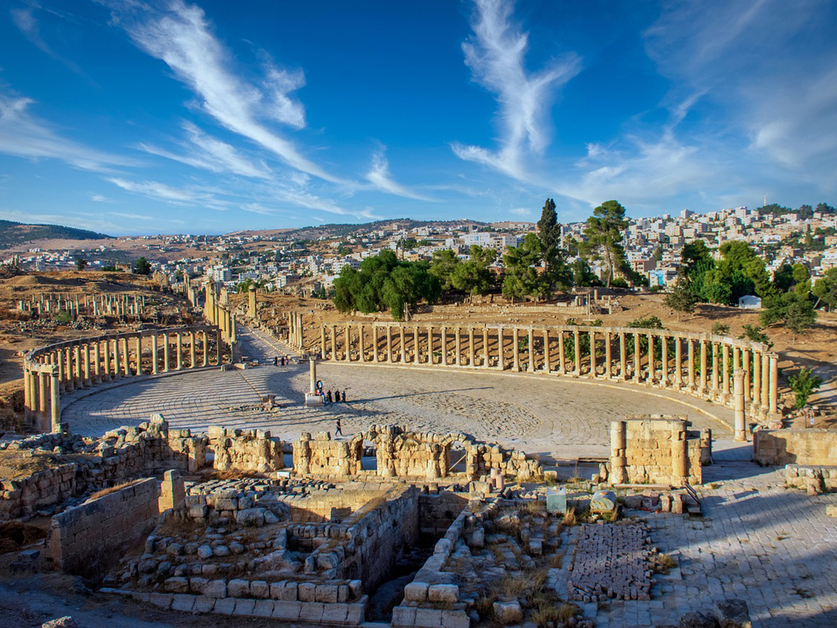 Blick auf römische Ruinen vor der jordanischen Hauptstadt Amman