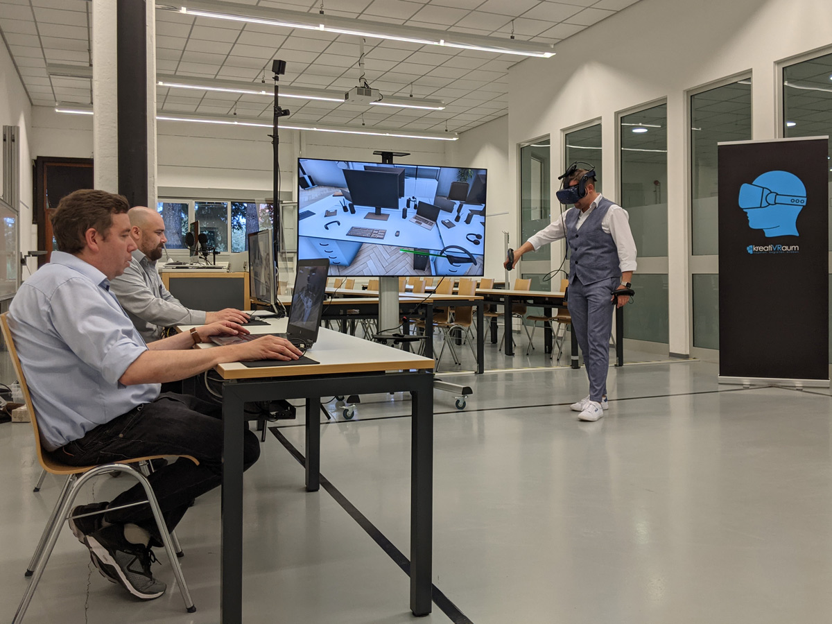 Person testet Virtual-Reality-Brille in einem Übungsraum am Eppelheimer DHBW-Campus