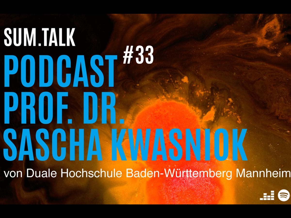 Blauer Text auf abstraktem Hintergrund: Sum.Talk #33 Podcast Prof. Dr. Sascha Kwasniok von Duale Hochschule Baden-Württemberg Mannheim