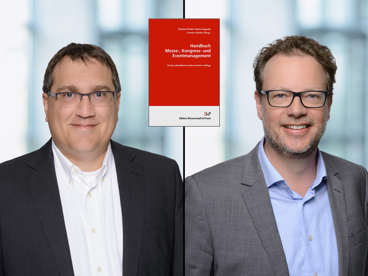 Portraits Prof. Dr. Michael Dinkel (links) und Prof. Dr. Carsten Schröer (rechts), dazwischen Vorderansicht des Handbuch Messe-, Kongress- und Eventmanagement. 