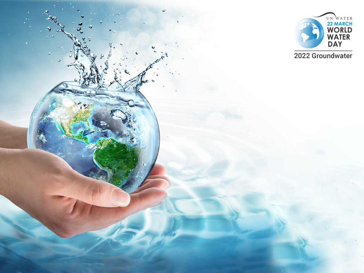 Fraunehände halten ein rundes Fischglas, aus dem Wasser schwappt. Darin angedeutet die Weltkugel. Rechts daneben das Logo des World Water Days 2022.