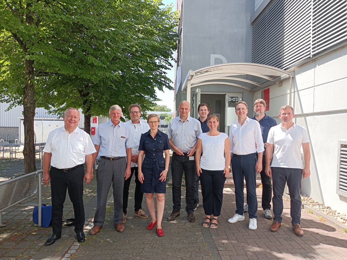 Gruppenfoto auf dem Hof des Eppelheimer Campus an der DHBW Mannheim mit 10 Personen.