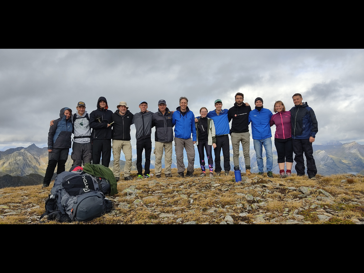 Gruppenbild: Mitglieder des Forschungsclusters ELCH vor Bergpanorama bei einer Wanderung 