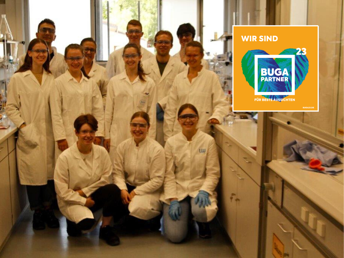 Studierendengruppe der Chemischen Technik in weißen Laborkitteln im Chemie-Labor am Campus Eppelheim.