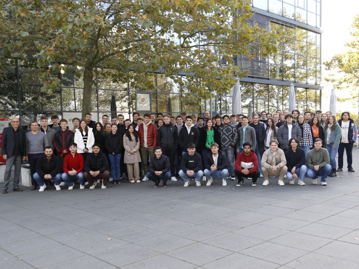 Gruppe Studierender auf dem Freigelände des Campus Coblitzallee der DHBW Mannheim.