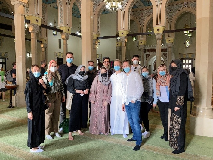 Gruppenbild einiger ILS-Teilnehmenden in der Jumeirah Moschee.