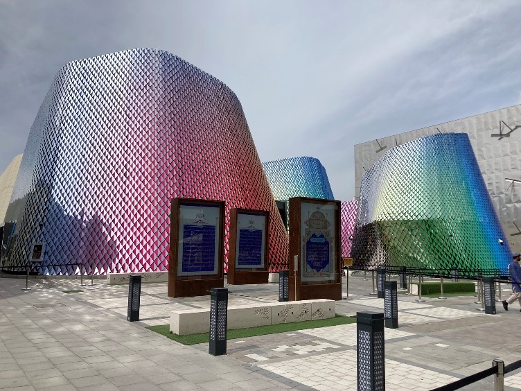 Detail Gelände EXPO mit 3 regenbogenfarbenen Pavillons.
