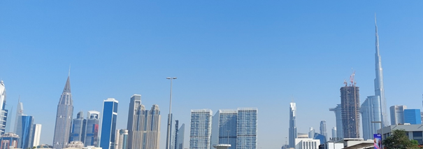 Skyline Dubai mit blauem Himmel.