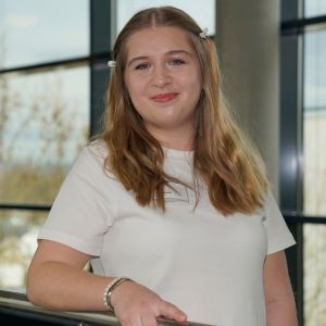 Porträt von Jasmin Kieslich, Studentin der Wirtschaftsinformatik im internationalen Management, die offen und freundlich in die Kamera schaut.